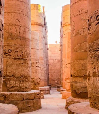 Détail des hiéroglyphes gravés sur une colonne du temple de Louxor en Égypte.