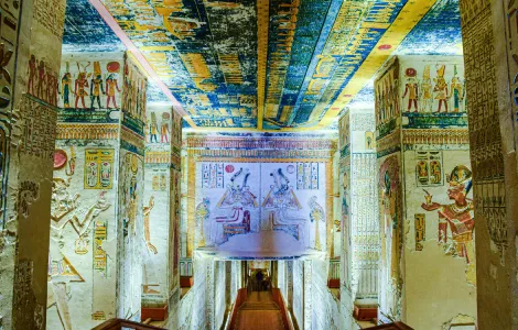 Colonnes antiques du temple de Louxor en Égypte lors d'un circuit organisé.