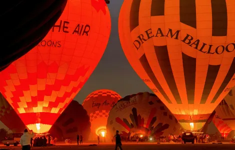 Préparation et gonflage des montgolfières au décollage dans la Vallée des Rois à l'aube.