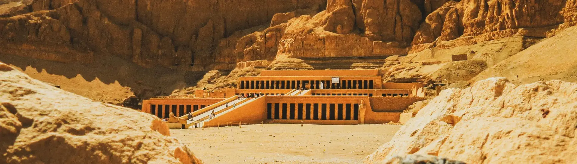 Vue panoramique du temple funéraire de la reine Hatchepsout adossé à la falaise de Deir el-Bahari à Louxor.