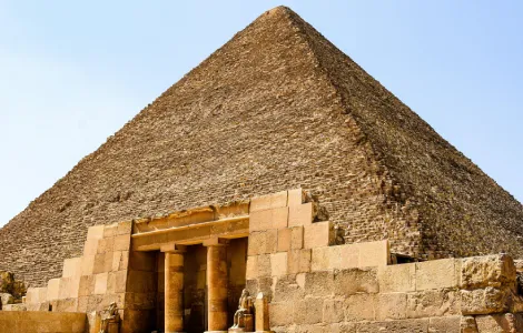 La pyramide à degrés du pharaon Djéser sur le plateau de Saqqarah, la plus ancienne pyramide au monde.