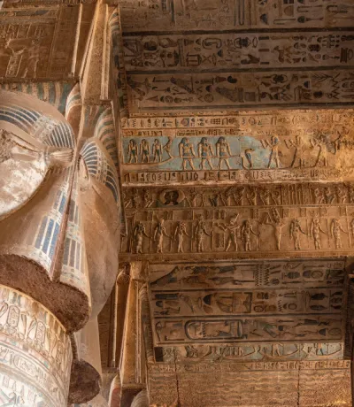Entrée monumentale du temple de Louxor avec ses statues imposantes et ses hiéroglyphes.