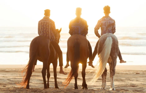 Balade à cheval pour admirer le coucher du soleil sur les dunes du désert égyptien.