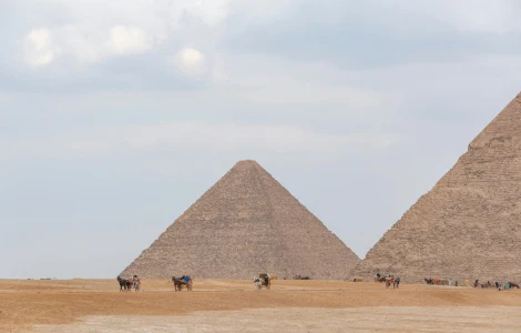 Pyramides de Gizeh joyau de l'Égypte antique au Caire