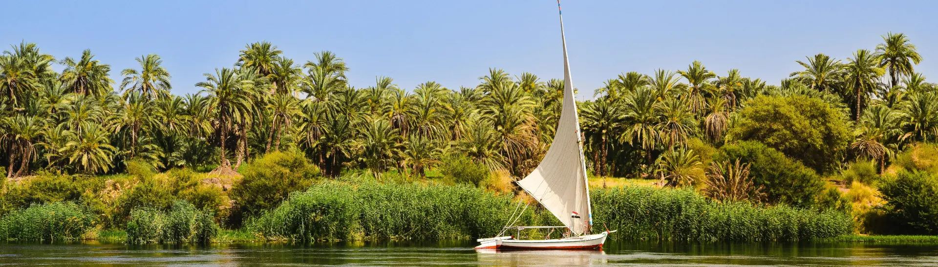 Felouque traditionnelle sur le Nil au coucher du soleil