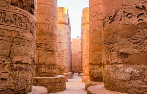 Détail architectural des colonnes du temple de Louxor lors d'une visite guidée.