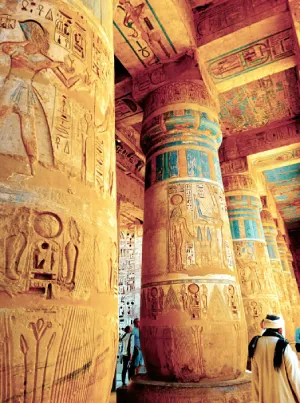 Allée de colonnes massives avec hiéroglyphes dans le complexe du temple de Karnak.