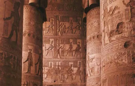 Détails des colonnes du temple de Dendérah, un joyau de l'Égypte antique à découvrir sur mesure.