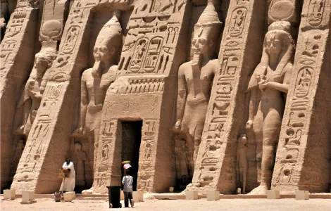 Exploration du temple de Séthi Ier à Abydos avec un guide francophone expert en égyptologie.