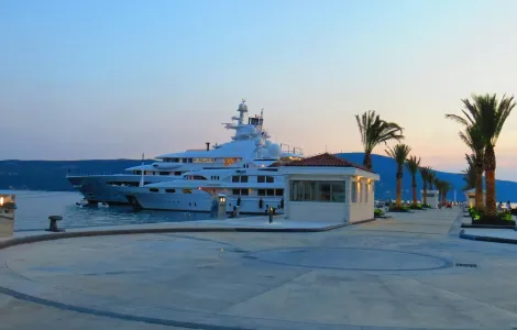 Yacht Privé Grand Modèle : L'Exclusivité Absolue à Hurghada